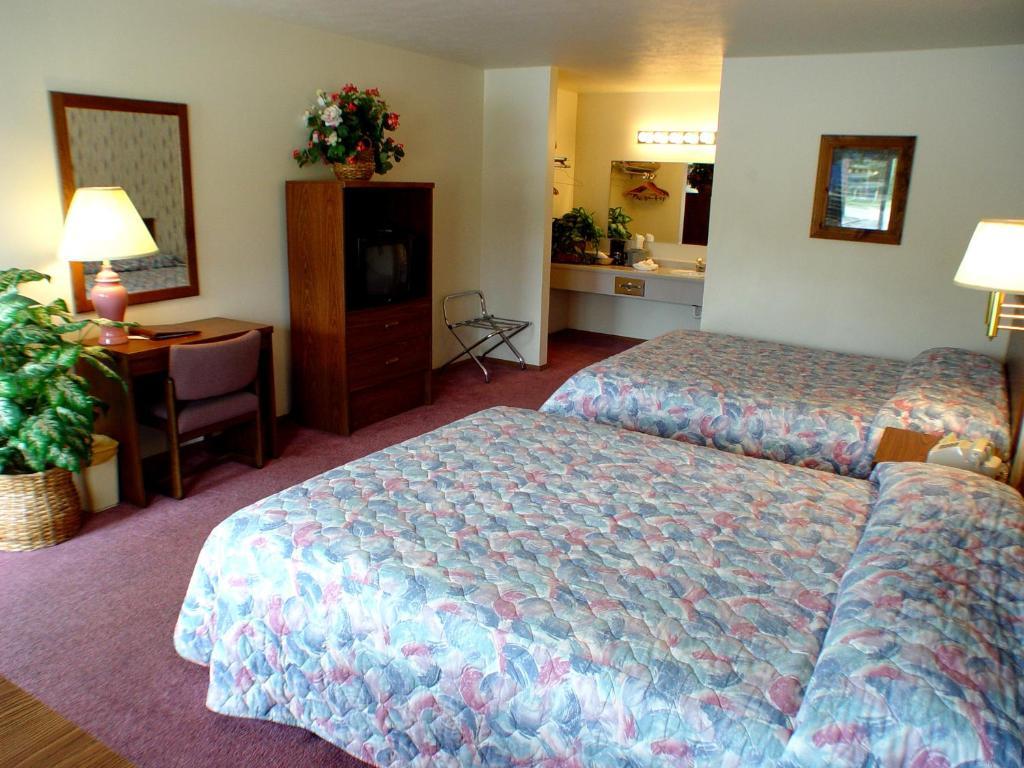 Dude & Roundup Motel West Yellowstone Room photo