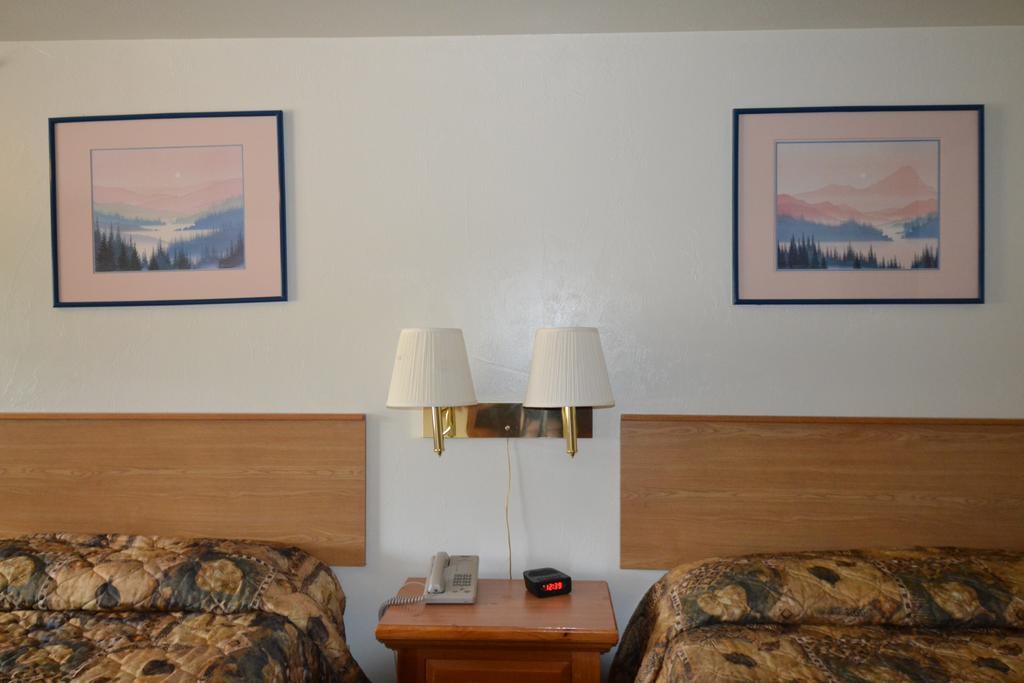 Dude & Roundup Motel West Yellowstone Exterior photo